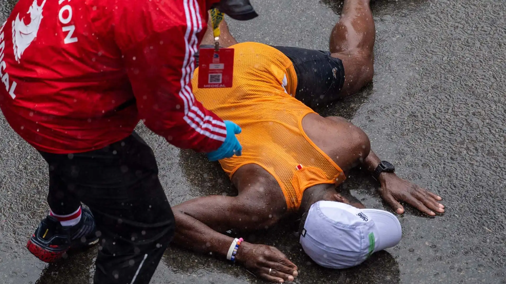 Il freddo gelido e la pioggia l'hanno fatta da padroni alla Maratona di Boston