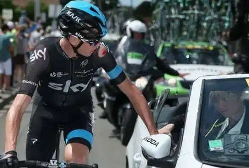 Tifoso invadente, Froome lo colpisce: multato