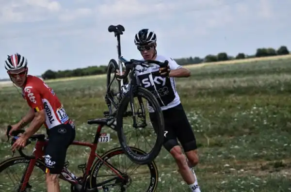 Froome cade per colpa di un gendarme