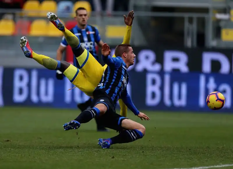 L'Atalanta travolge il Frosinone per 5-0 nell'anticipo delle 12.30 della ventesima giornata di serie A. La Dea domina la partita in lungo e in largo.
