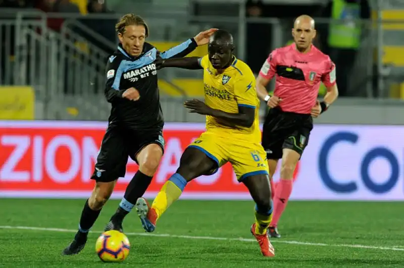 Successo prezioso per la squadra di Inzaghi che sbanca lo Stirpe per 1-0: polemiche per un rigore concesso e revocato ai ciociari.