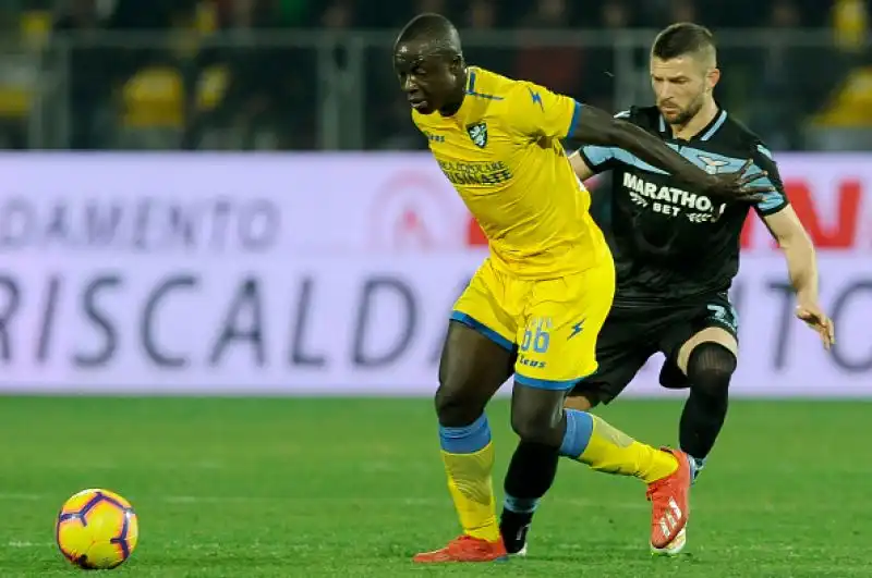 Successo prezioso per la squadra di Inzaghi che sbanca lo Stirpe per 1-0: polemiche per un rigore concesso e revocato ai ciociari.