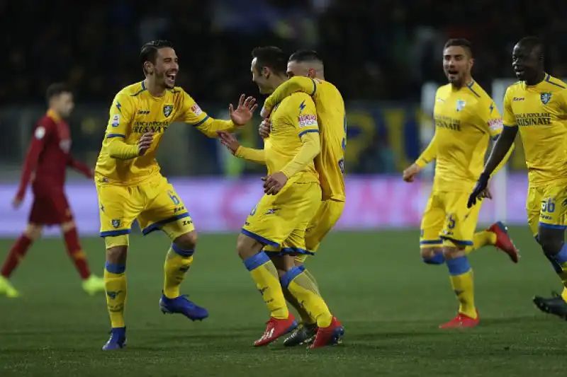 Dopo i gol di Ciano, Dzeko e Pellegrini a pochi minuti dallo scadere Pinamonti ha pareggiato per i ciociari. All'ultima azione ancora Dzeko per il gol vittoria.