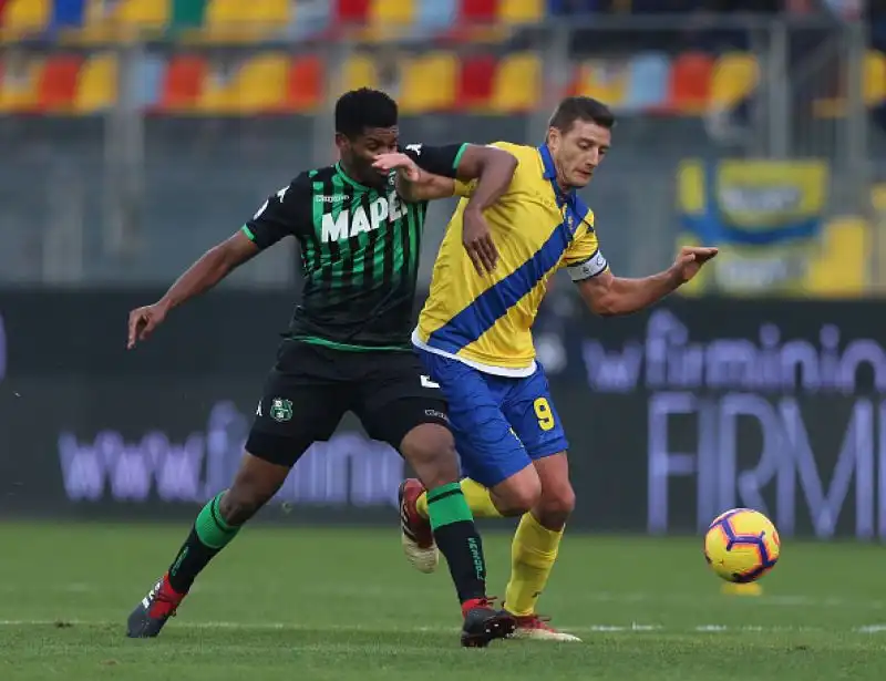 Il Sassuolo è sesto grazie al successo esterno sul campo di un Frosinone sempre più inguaiato.