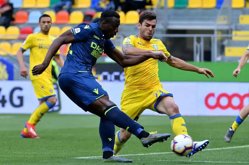 Una doppietta di Okaka e un gol di Samir valgono tre punti pesantissimi per i friulani, di Dionisi il gol dei padroni di casa.