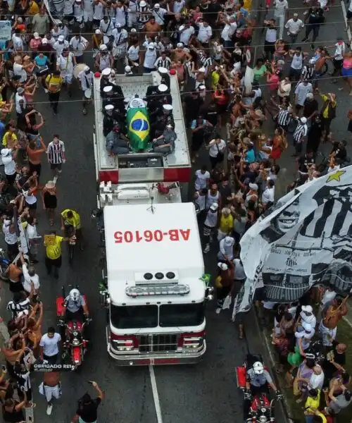 Pelé, l’ultimo saluto del Brasile: la bara sul camion dei pompieri