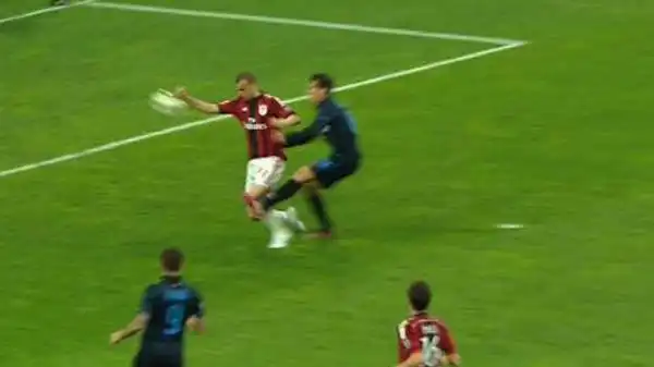 Banti lo giudica involontario e non concede il penalty, facendo infuriare i nerazzurri.