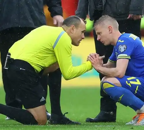 Calciatore in lacrime, il gesto dell’arbitro è straordinario. Le foto