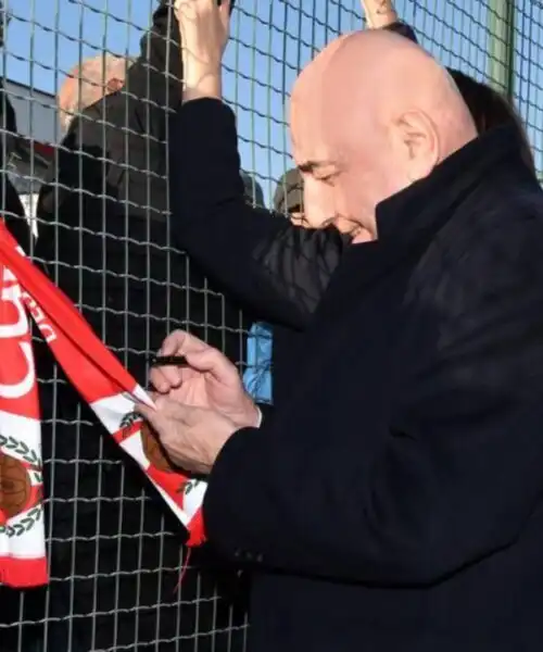 Entusiasmo a Monza, Adriano Galliani firma sciarpe e maglie