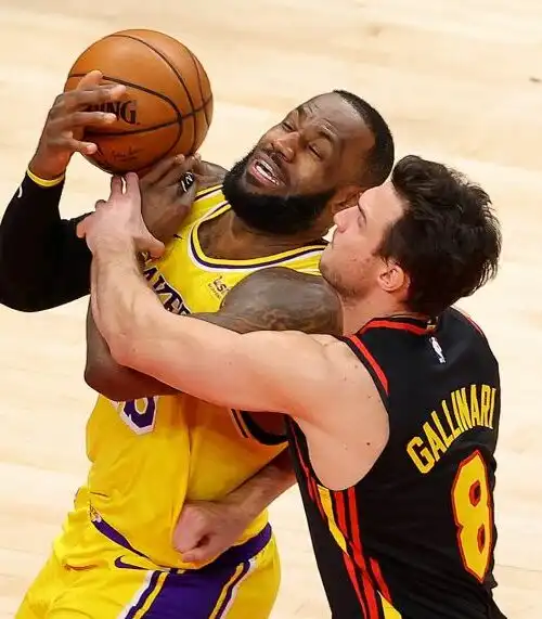 Gallinari sbatte su LeBron