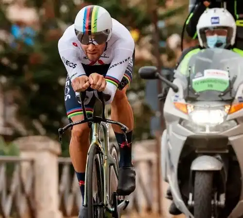 Giro d’Italia, Ganna conquista la prima maglia rosa