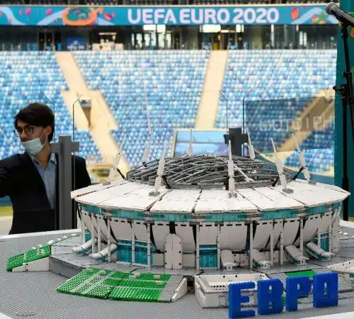 Saltano due sedi di Euro 2020