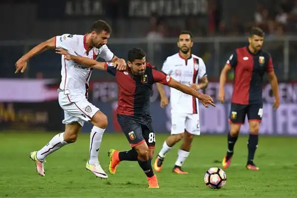 Festeggia il Genoa in casa contro il Cagliari: sotto per 1-0 contro la matricola (Borriello), il Grifone ribalta il risultato con Ntcham, Laxalt e Rigoni.