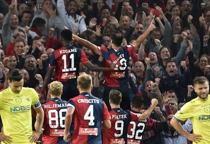 Il Genoa liquida il Chievo, che resta a -1, grazie al sesto gol in sei partite di Krzysztof Piatek.