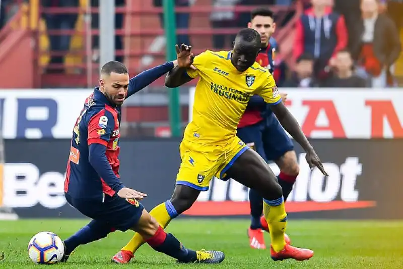 Il Genoa non va oltre lo 0-0 in casa contro un Frosinone in 10 per un'ora dopo l'espulsione di Cassata