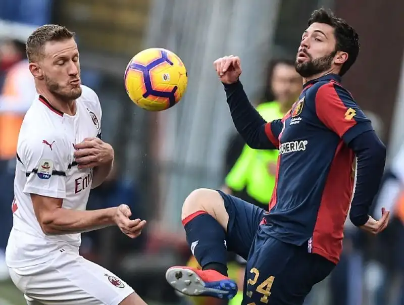 I rossoneri sfondano nel finale con il Genoa: in gol Borini e Suso.