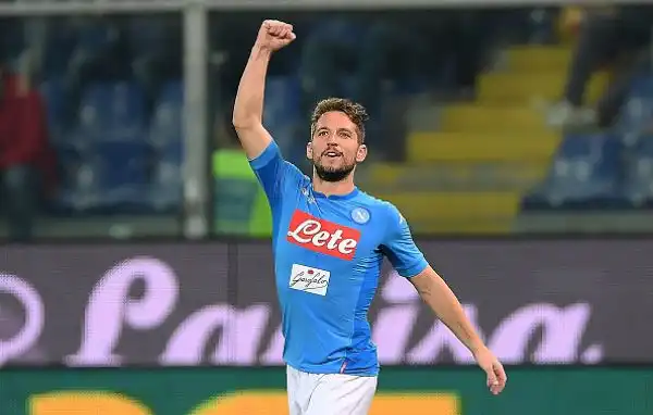 il Napoli si riprende la vetta vincendo al 'Ferraris' con una tripletta di Mertens che ribalta il risultato dopo il vantaggio dei grifoni firmato Taarabt. Nel finale Izzo accorcia le distanze.