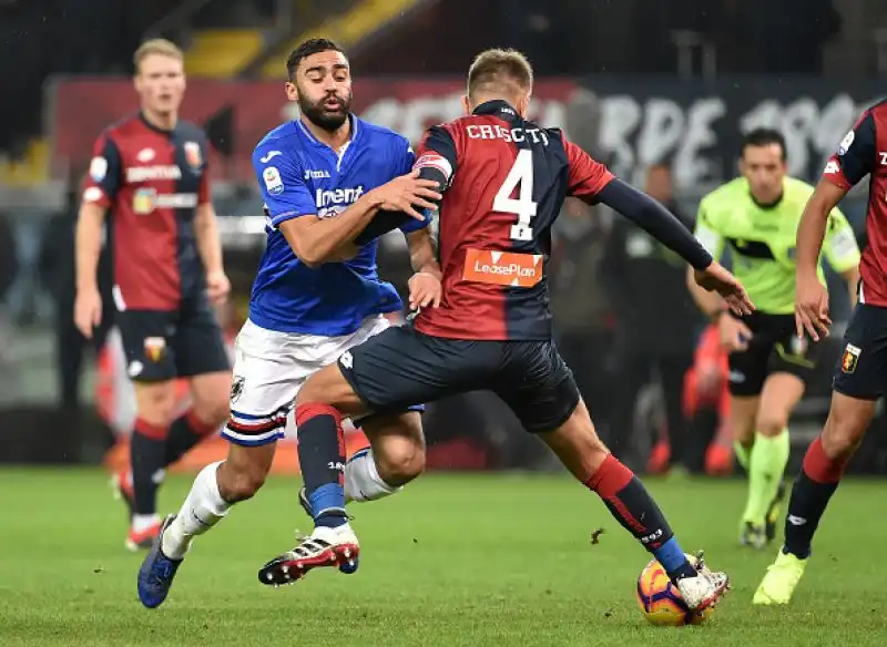 Il polacco torna al gol su rigore rispondendo a Quagliarella e stacca Ronaldo: Genoa-Sampdoria finisce 1-1.