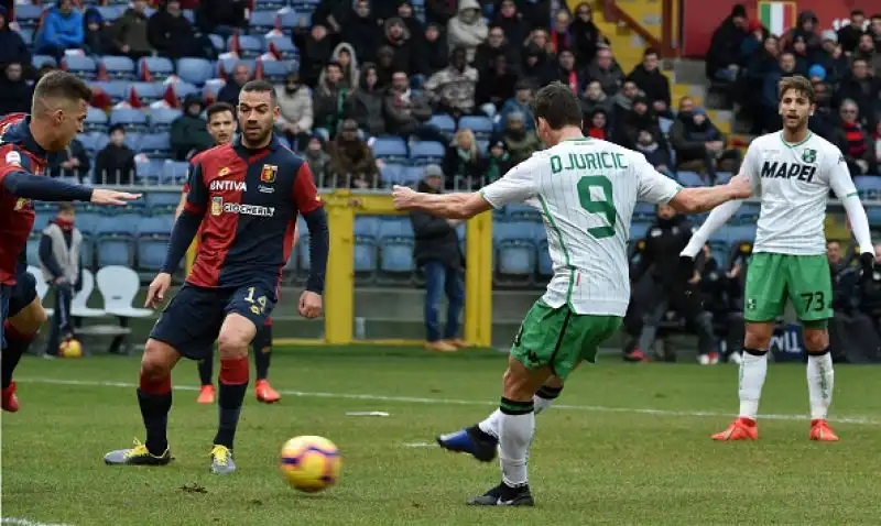 La partita è decisa nel primo tempo: il nuovo bomber del Grifone Sanabria (due gol in due partite) replica al vantaggio emiliano firmato Djuricic. 