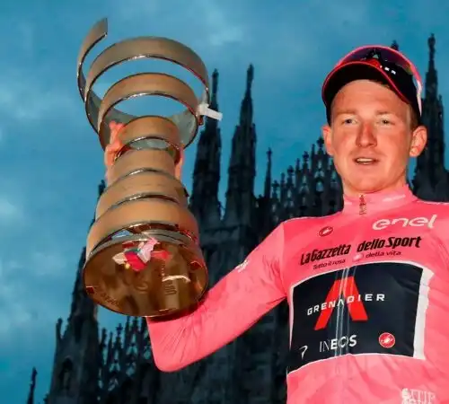 Geoghegan Hart si vede ancora in maglia rosa