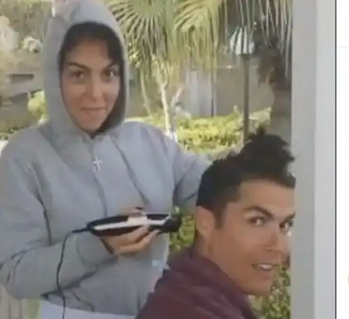 Georgina taglia i capelli a Cristiano Ronaldo
