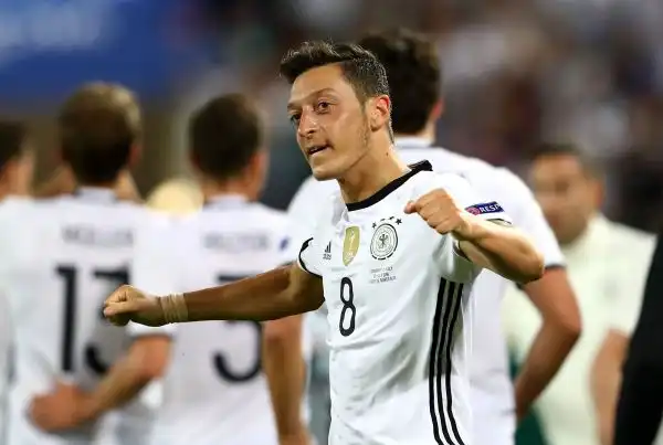 Si interrompe ai quarti di finale la favola dell'Italia che ai calci di rigore viene eliminata dalla Germania dopo aver pareggiato nei novanta minuti per 1-1 con i gol di Ozil e Bonucci.