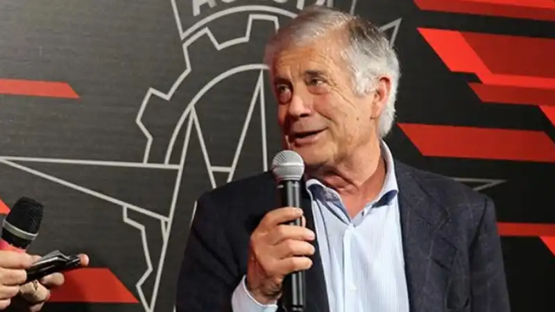 Giacomo Agostini, parole chiare su Valentino Rossi e sul più forte di tutti