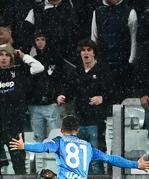 Giacomo Raspadori stende la Juventus: le foto della festa del Napoli e della delusione bianconera