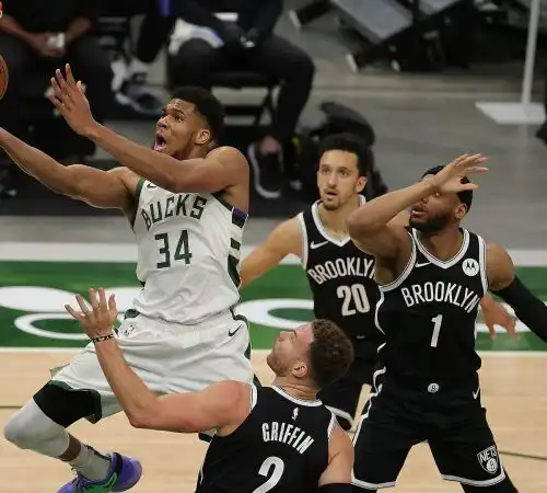 NBA, super Antetokounmpo schianta ancora Brooklyn