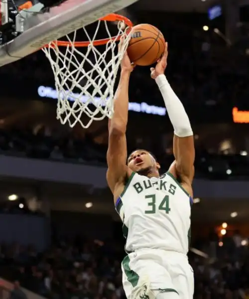 NBA, Giannis Antetokounmpo trascina Milwaukee con Indiana. Esordio amaro per i big 3 di Phoenix