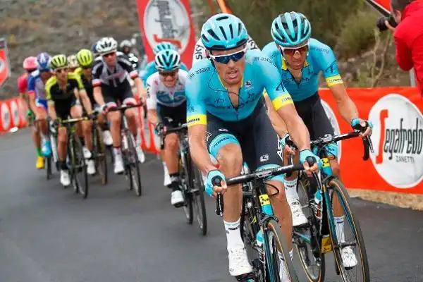 Il corridore sloveno della Bahrain – Merida ha vinto la decima tappa Penne-Gualdo Tadino battendo Denz dopo una bella fuga. Terzo posto per Bennett. Yates resta saldamente leader della classifica.