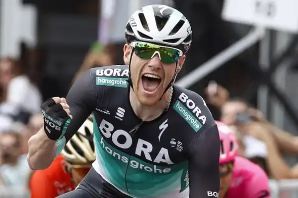 Bennet ha vinto la settima tappa Pizzo-Praia a Mare di 159 km. Al secondo e terzo posto si sono classificati rispettivamente Viviani e Bonifazio.
Yates è ancora la maglia rosa.