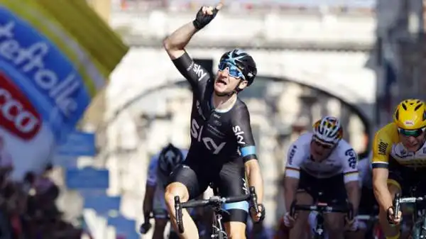 Viviani imprendibile in volata a Genova. L'australiano Michael Matthews (Orica-GreenEdge) è la nuova maglia rosa.
