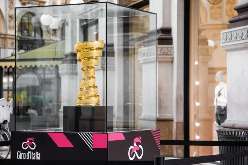 E' in esposizione a Milano, in galleria Vittorio Emanuele, il Trofeo Senza Fine del Giro d'Italia, che dal 1999 viene assegnato al vincitore della corsa rosa. Foto di Cristian Lovati