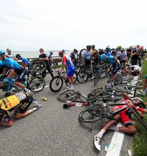 Giro d’Italia: maxi caduta paurosa al via, diversi ritiri. Le foto