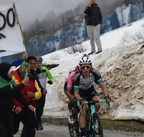 Giro d’Italia, stravolto e tagliato il tappone dolomitico: polemiche