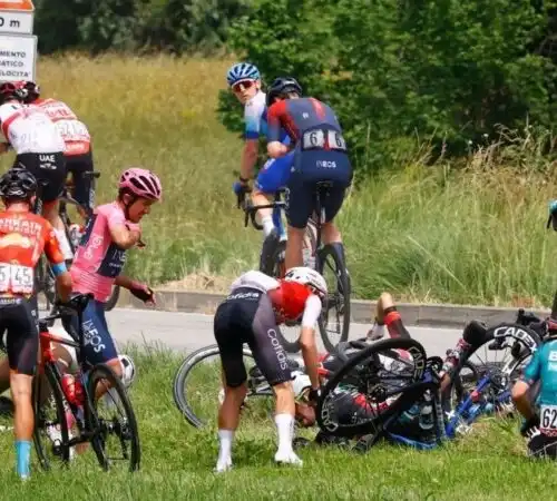 Paura al Giro: maxi-caduta, coinvolta la maglia rosa. Le foto