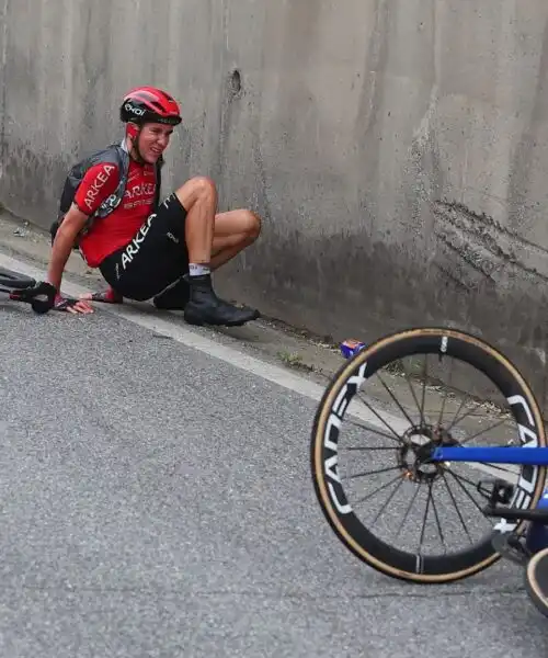 Pioggia e brutte cadute, tappa infernale al Giro d’Italia: le foto