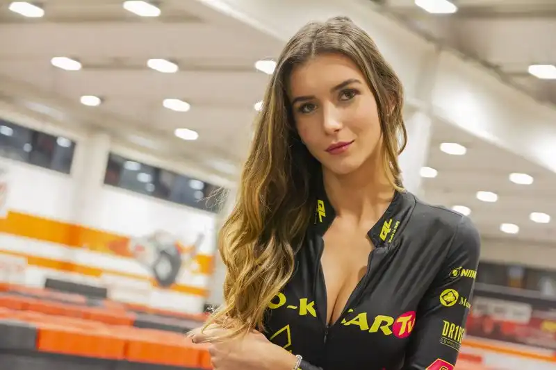 Le immagini della modella immortalata da Cristian Lovati alla Go-Kart TV Merry Christmas Edition
Dalle due alle quattro ruote lo spettacolo non lo fanno solo i piloti