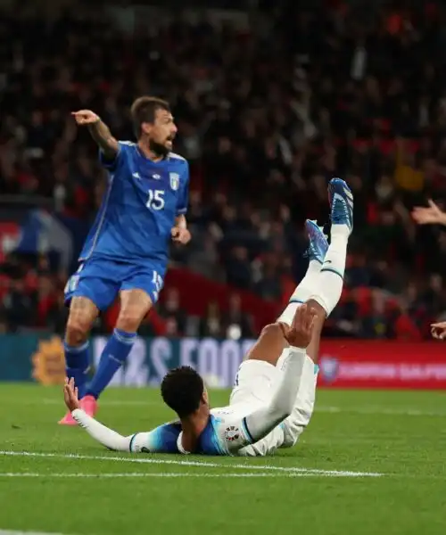 Gli italiani indicano la palla, l’arbitro il dischetto: le foto