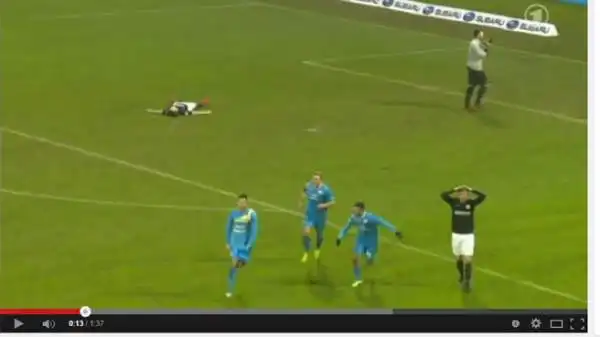 Daniel Engelbrecht, 24enne attaccante dello Stuttgarter Kickers (terza divisione tedesca), è tornato in campo con un defibrillatore cardiaco impiantato sotto la pelle segnando il gol della vittoria.