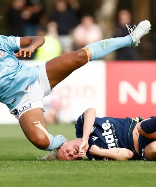 Grande spavento per la calciatrice: le foto del violento scontro