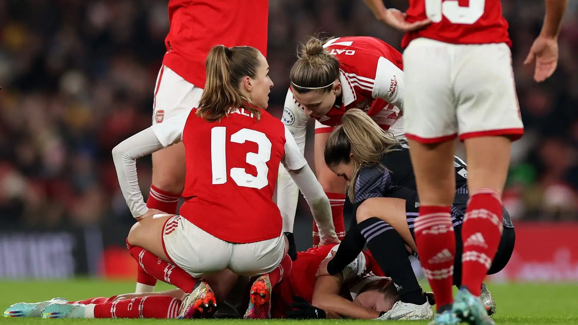 Grande spavento per Vivianne Miedema: lascia il campo in barella. Le foto