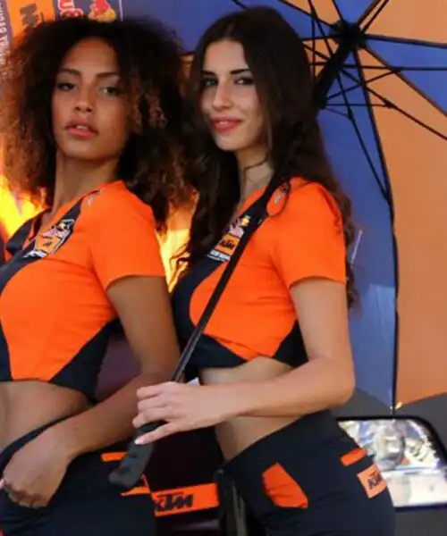 Grid Girls sì o no? MotoGp vs F1: le foto