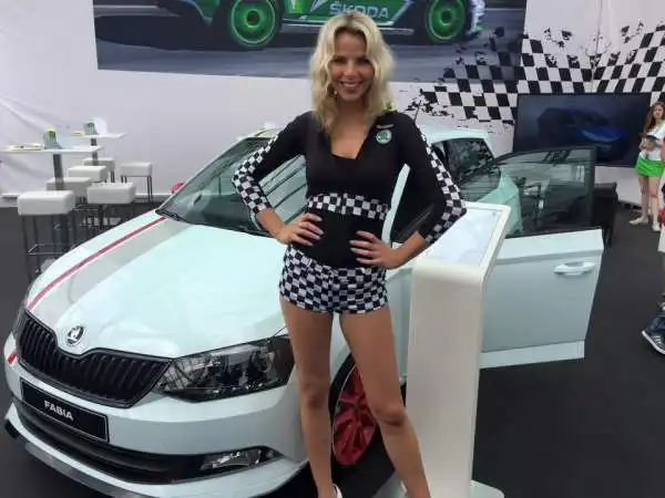 Nell'evento voluto da Volkswagen non sono mancate le bellissime ragazze, dentro e fuori le vetture della casa tedesca.