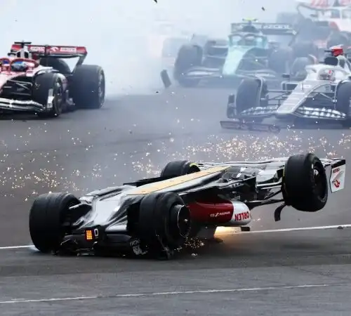 F1, dramma sfiorato a Silverstone: l’Alfa di Guanyu Zhou si ribalta e scavalca le protezioni