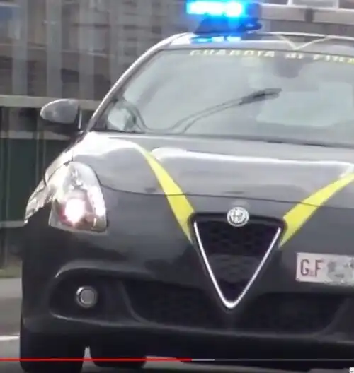 Parte da Pisa mega sequestro di sciarpe tarocche