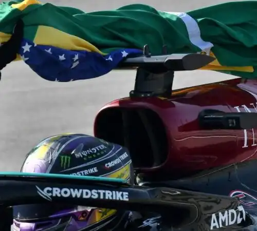 F1, Lewis Hamilton mai così stremato. La dedica è per il papà