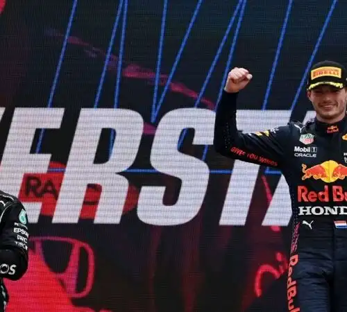 Max Verstappen provoca Lewis Hamilton