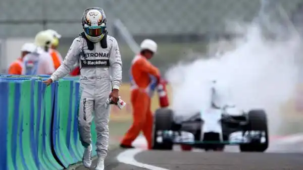 Durante le qualifiche del Gp d'Ungheria, la Mercedes di Hamilton ha preso fuoco e il pilota britannico non è riuscito a superare il Q1.
